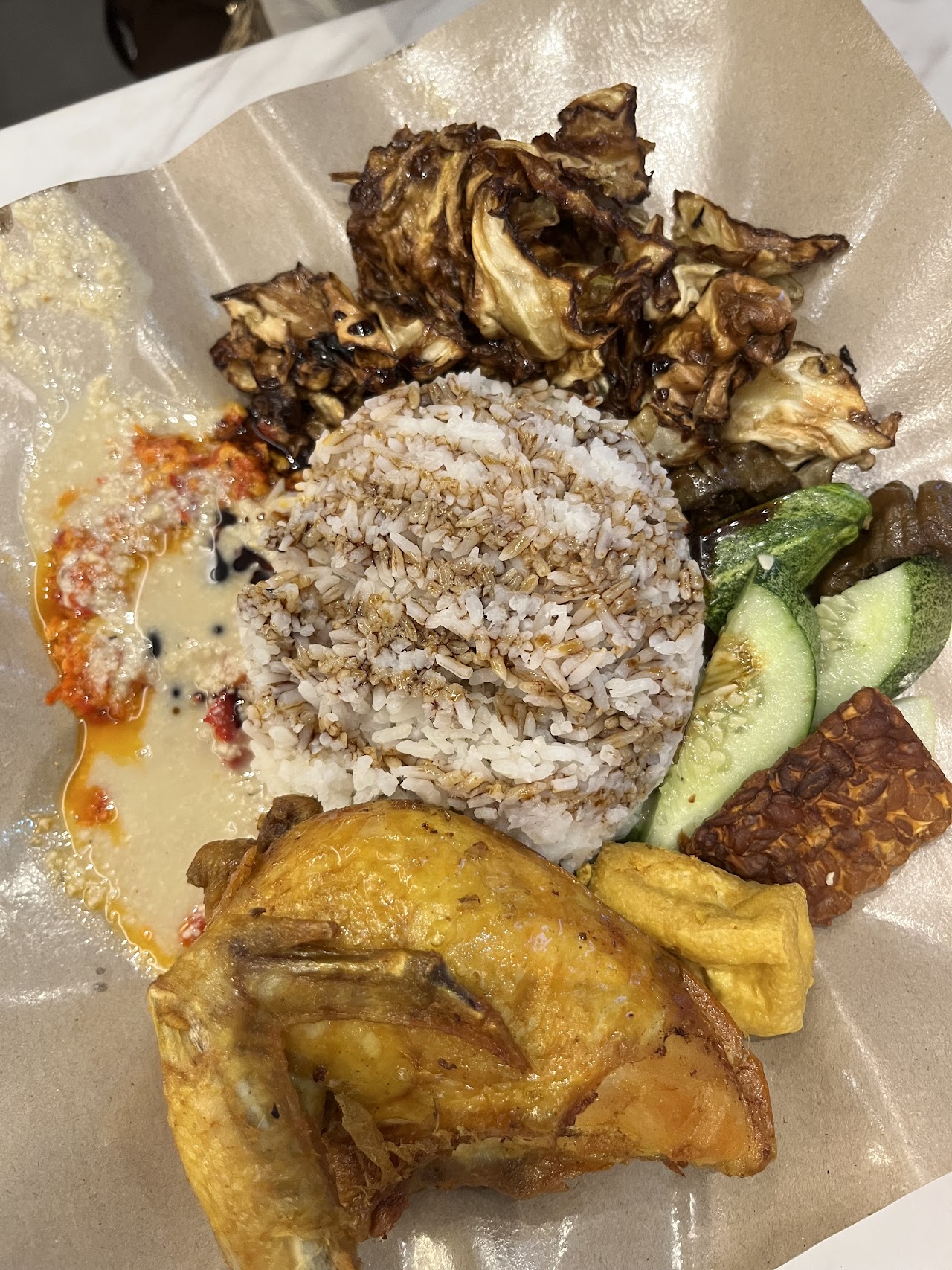 Nasi and sambal with fried cabbage and tempeh