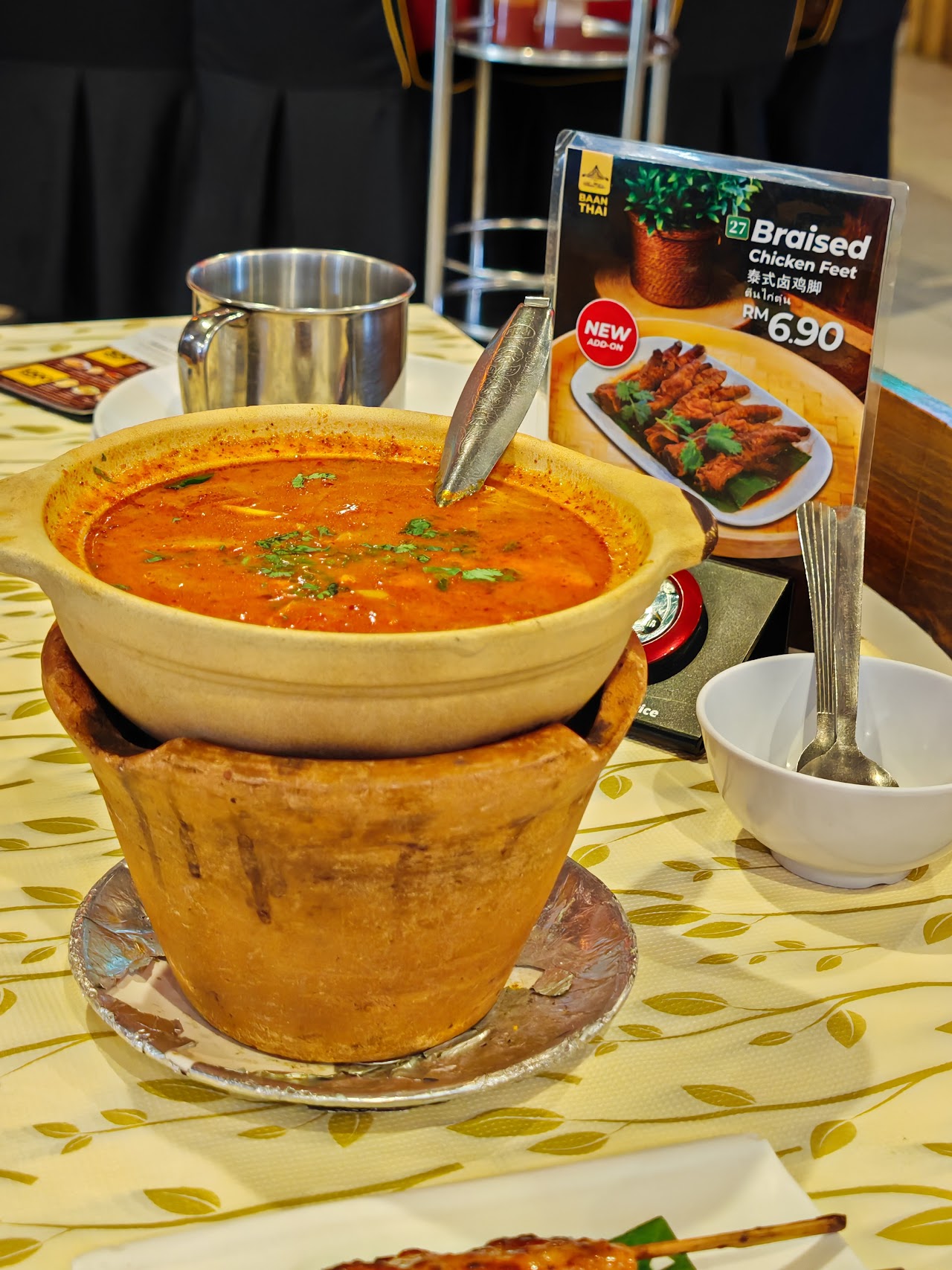 Clay-pot tom yam at the table