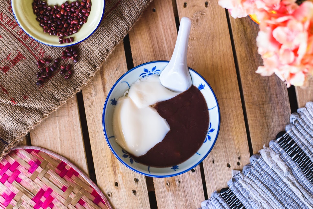 Silky tau foo fa with red bean and palm sugar syrup, flat-lay