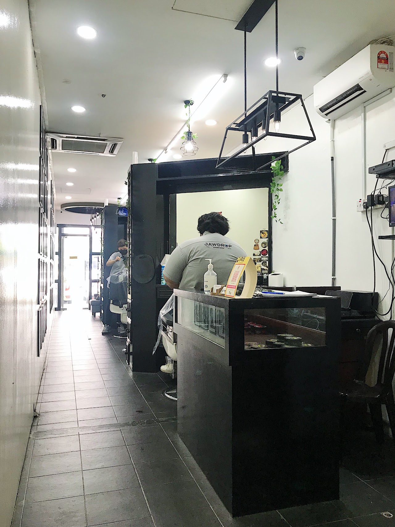 Jawdrop Barbershop reception and front counter
