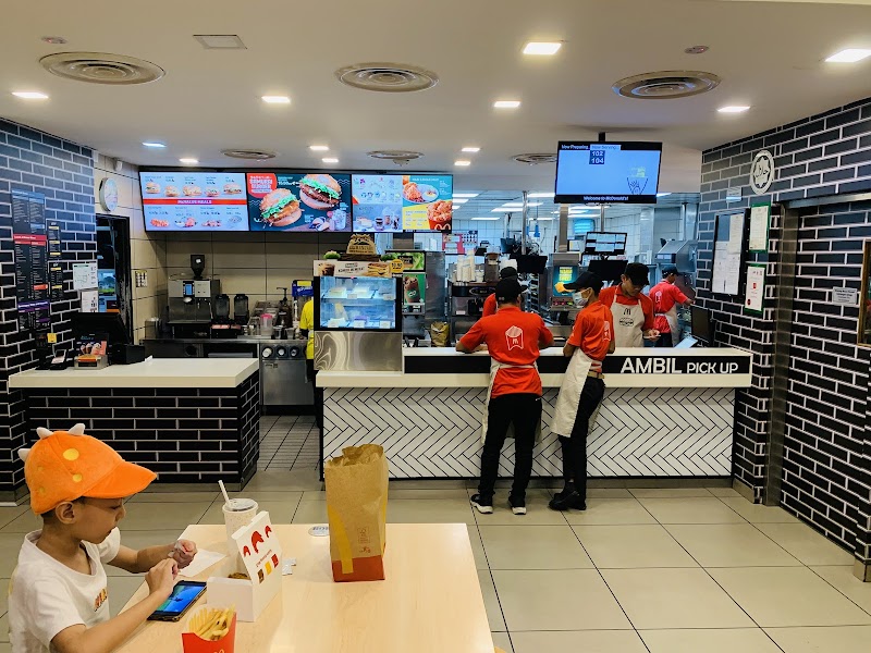 McDonald's Kuchai Lama DT counter and pickup area