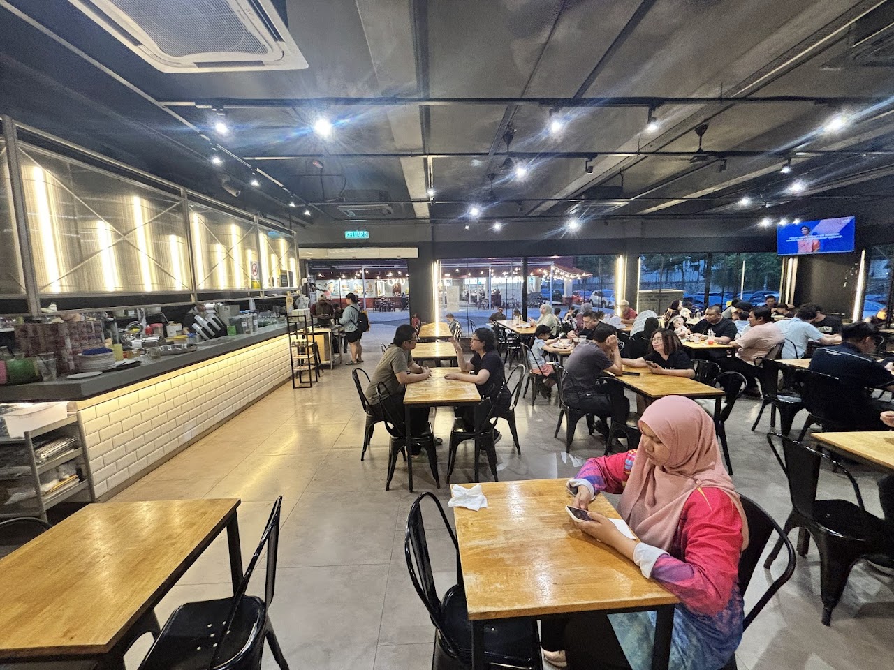 Murni Discovery interior dining hall