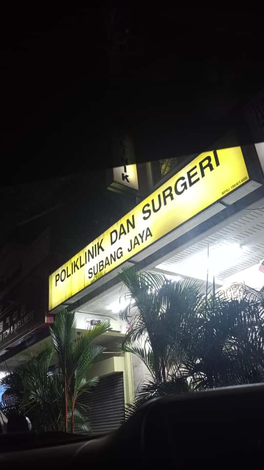 Poliklinik Dan Surgeri Subang Jaya — signboard waktu malam