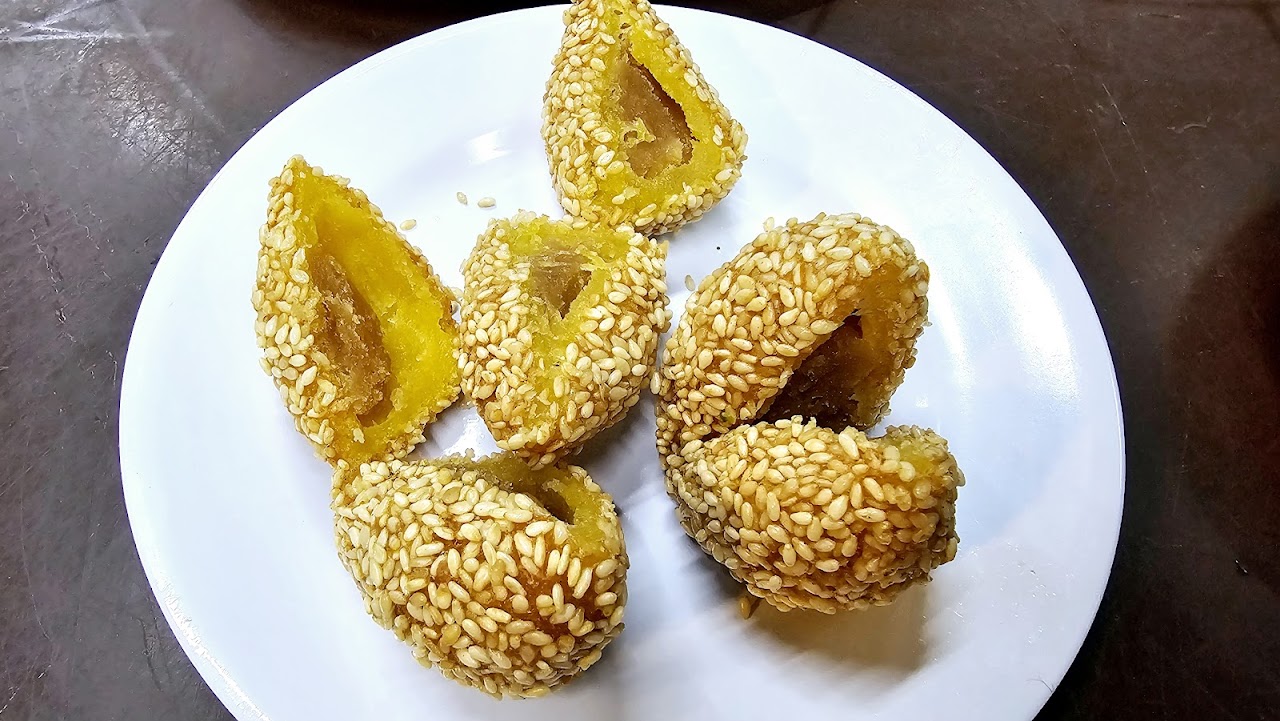 Golden sesame glutinous rice balls at Sing Pao