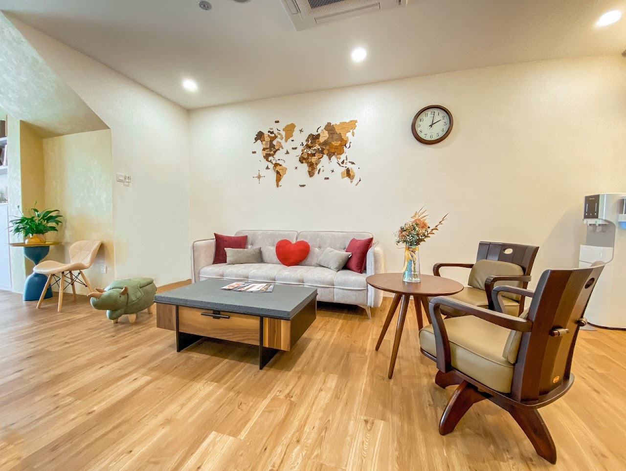 Smile Life waiting room with a kids' dinosaur stool